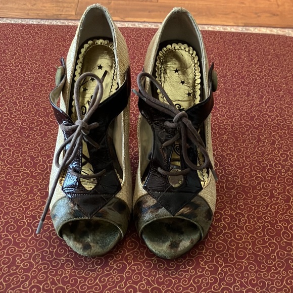 Super cute size 6 1/2 Naughty Monkey 4” heeled beige raffia lace up peep toes - Picture 3 of 16